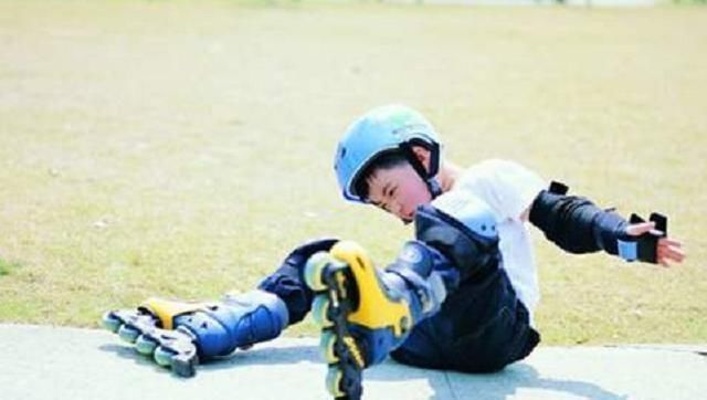 洛芸|2岁男童不慎摔下楼,亲妈大喊“不准扶”,医生赶来后连连夸奖