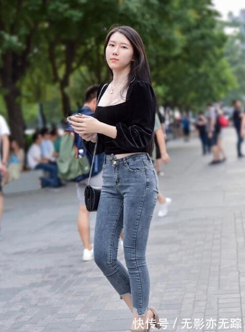 小姐姐|黑色上衣加牛仔裤，简单穿搭让微胖女孩气质更美