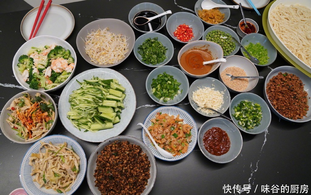孙莉晒黄磊做的面食,光配料就20多盘,网友:吃出满汉全席的感觉
