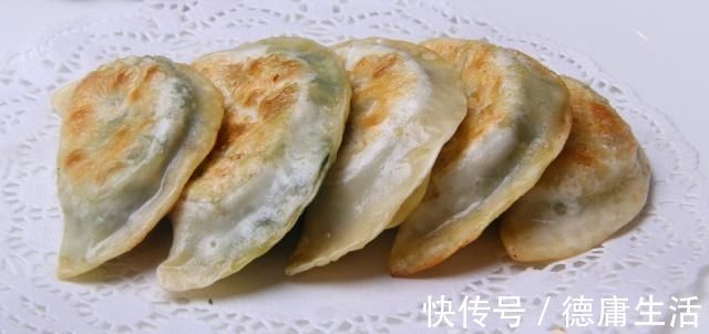 韭菜盒子,最好不要直接开始包,试着这样做,盒子外焦里嫩更好吃