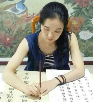 书法|她是80后美女,书功确实厉害,专家也服,夸她是书法高手!