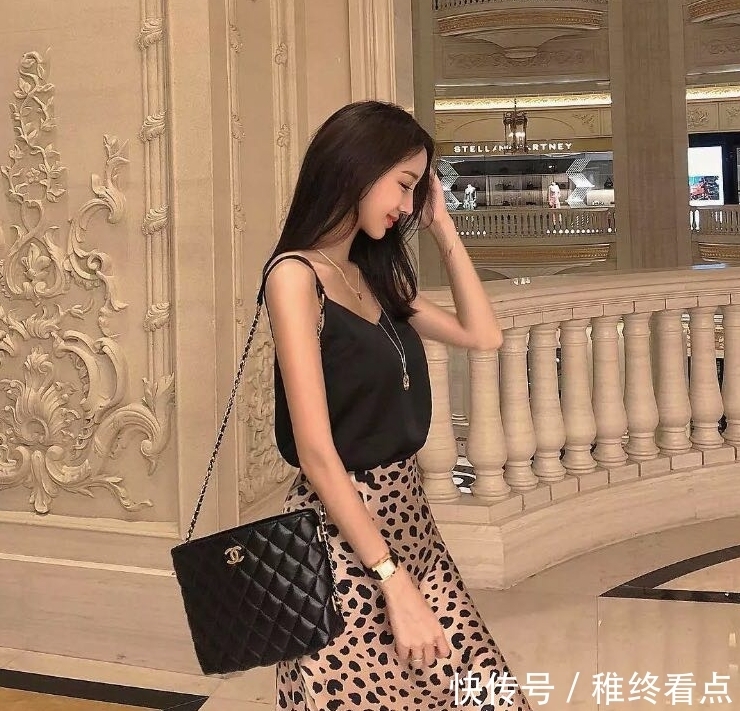 气质|街拍:面容姣好身材丰满的小姐姐,究竟谁的气质形象更好一点呢