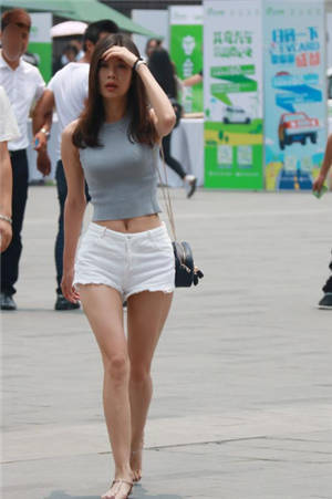 可爱|街拍性感可爱的小姐姐,身材紧致动人,很不错的姑娘