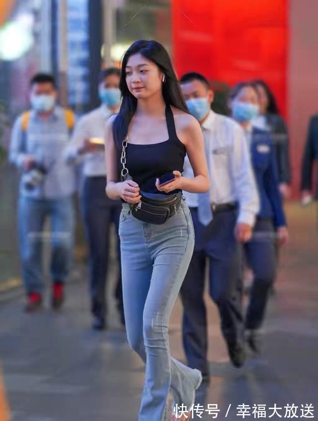 牛仔裤 挂脖衫配喇叭牛仔裤,你就是街上最美的风景,靓丽显身材!