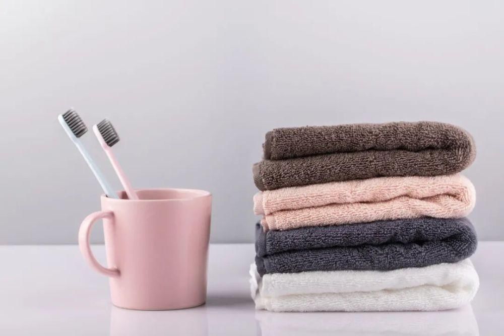 浸泡|毛巾用得又脏又滑,简单一个清洗窍门,毛巾跟新买的一样洁净如新