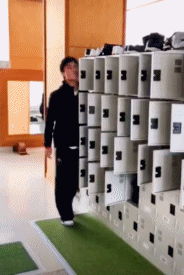 |搞笑GIF段子:哥们,你这车的动力不错,在参加比赛吗?