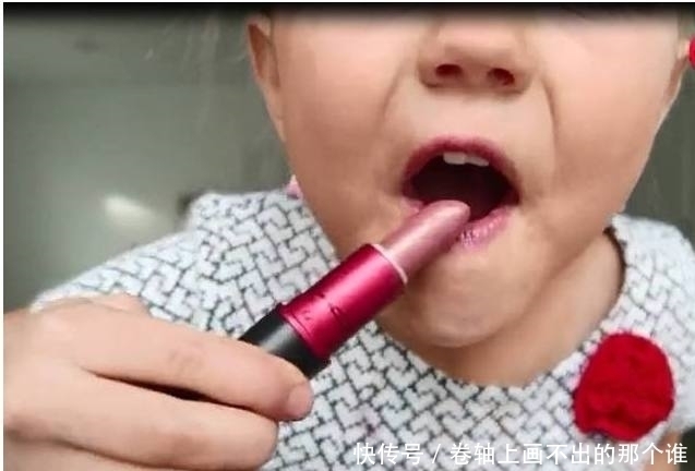 爸爸|小萌娃学妈妈化妆，妆后的样子，爸爸说是他的前世情人！