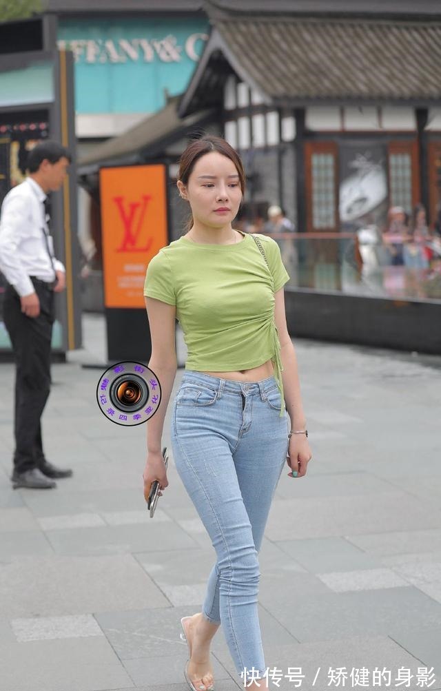 服饰|绿色紧身T恤加紧身牛仔裤，搭配高跟凉拖鞋，清新优雅气质怡人！