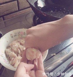 饭店从不外传的“肉丸子汤”做法,肉丸子不行也不柴,鲜嫩又多汁