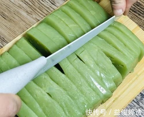 黄瓜的新做法,只需要用筷子搅一搅,拌一拌,比凉皮还好吃