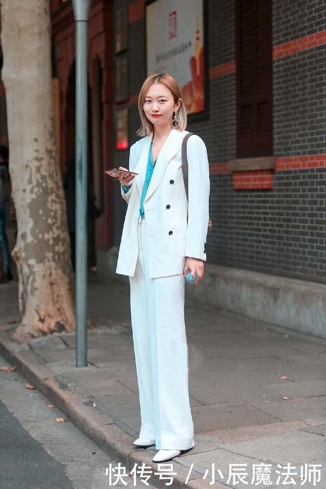 路人街拍，配上一双粉色运动鞋，显得个性减龄