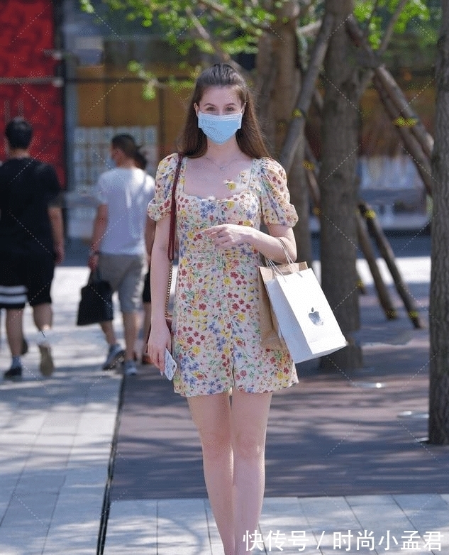 碎花连衣裙|轻复古小碎花连衣裙，搭时尚感高跟鞋，简约梦幻清新田园风穿搭