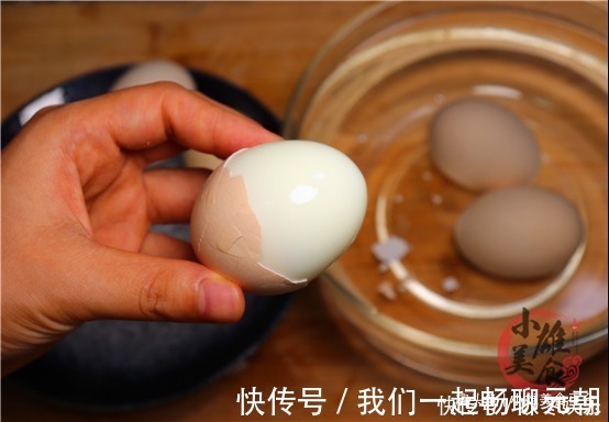米醋|原来水煮鸡蛋有绝招,只需多加一步,鸡蛋又香又嫩,壳一碰就掉