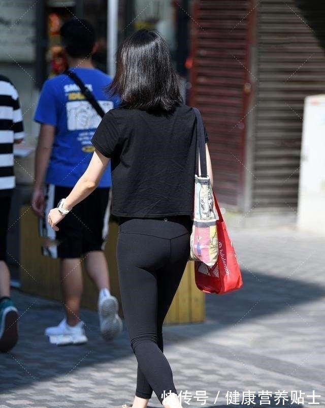 穿搭 黑色纯色短袖搭配黑色纯色打底裤,日常上班穿搭,轻松自在!