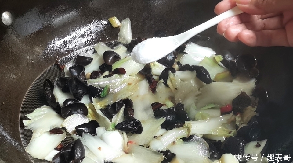 黑木耳|晚餐,最近爱上这道家常菜,酸辣爽口,隔天吃1次,肚子平肤色好