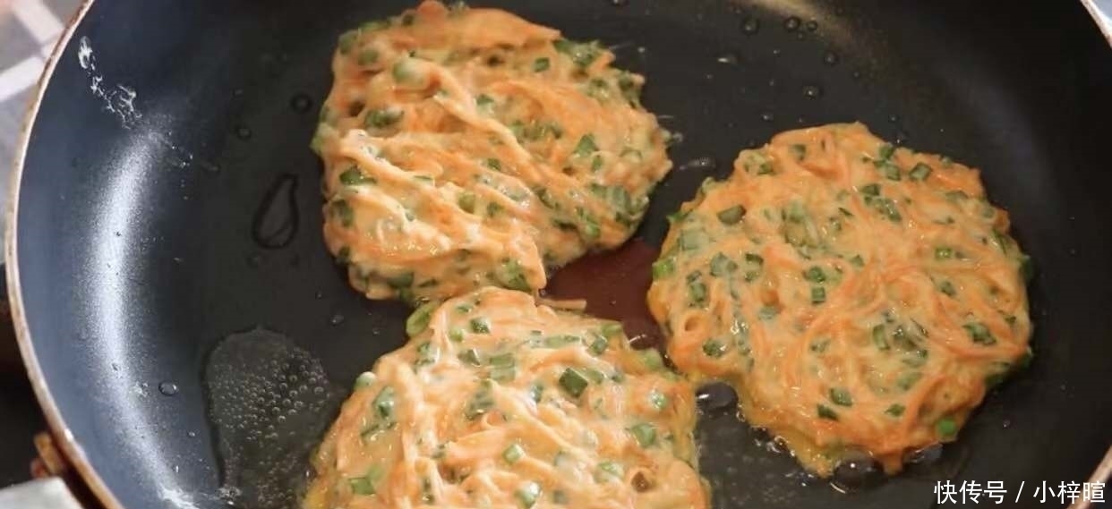 胡萝卜韭菜煎饼,简单又快速,营养又美味,早上别忘记吃饭哦~