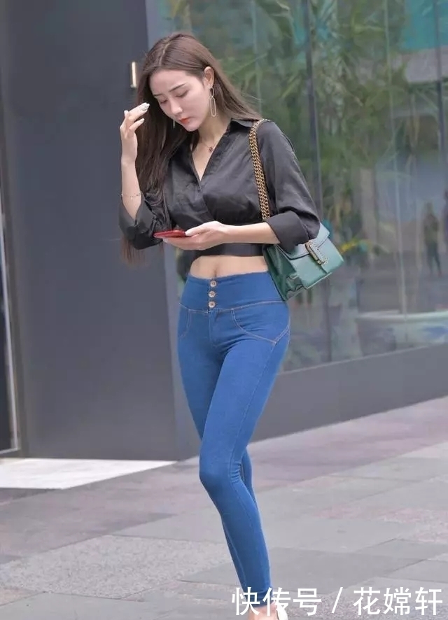 美女一袭蓝色长裙,惊铯的容貌,网友 有妖气