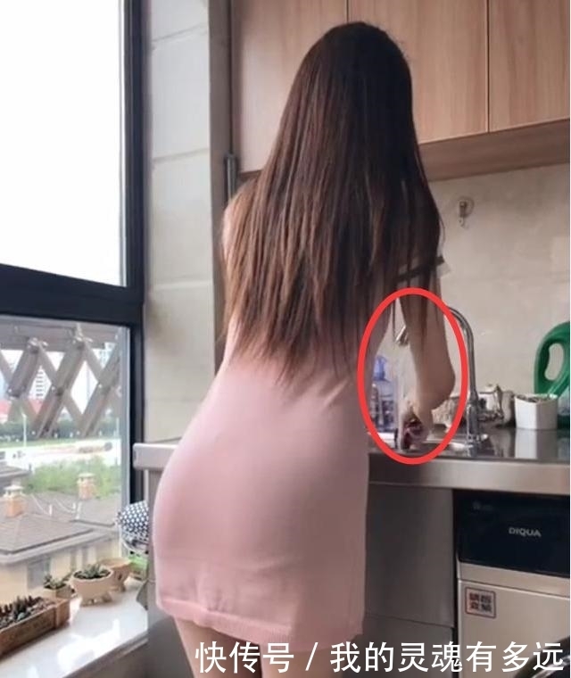 妹子,你不知道今天是什么日子吗,怎么还在