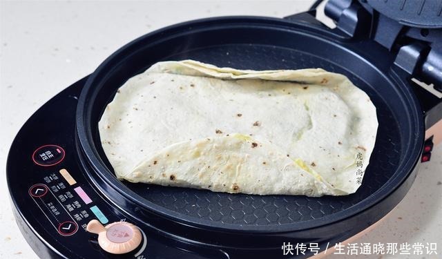 做老味沓馍,标配是春天的小葱,咬一口,外焦里软,喷喷香!