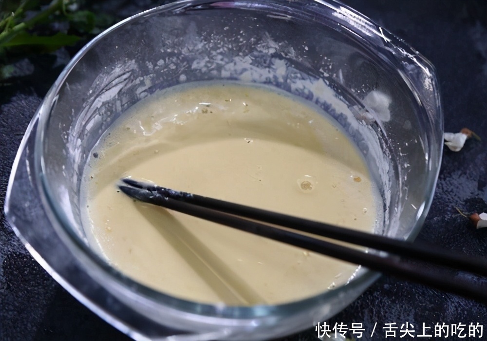 做酥肉,下锅炖就错啦,正宗酥肉都这样做,入口即化,不好吃才怪