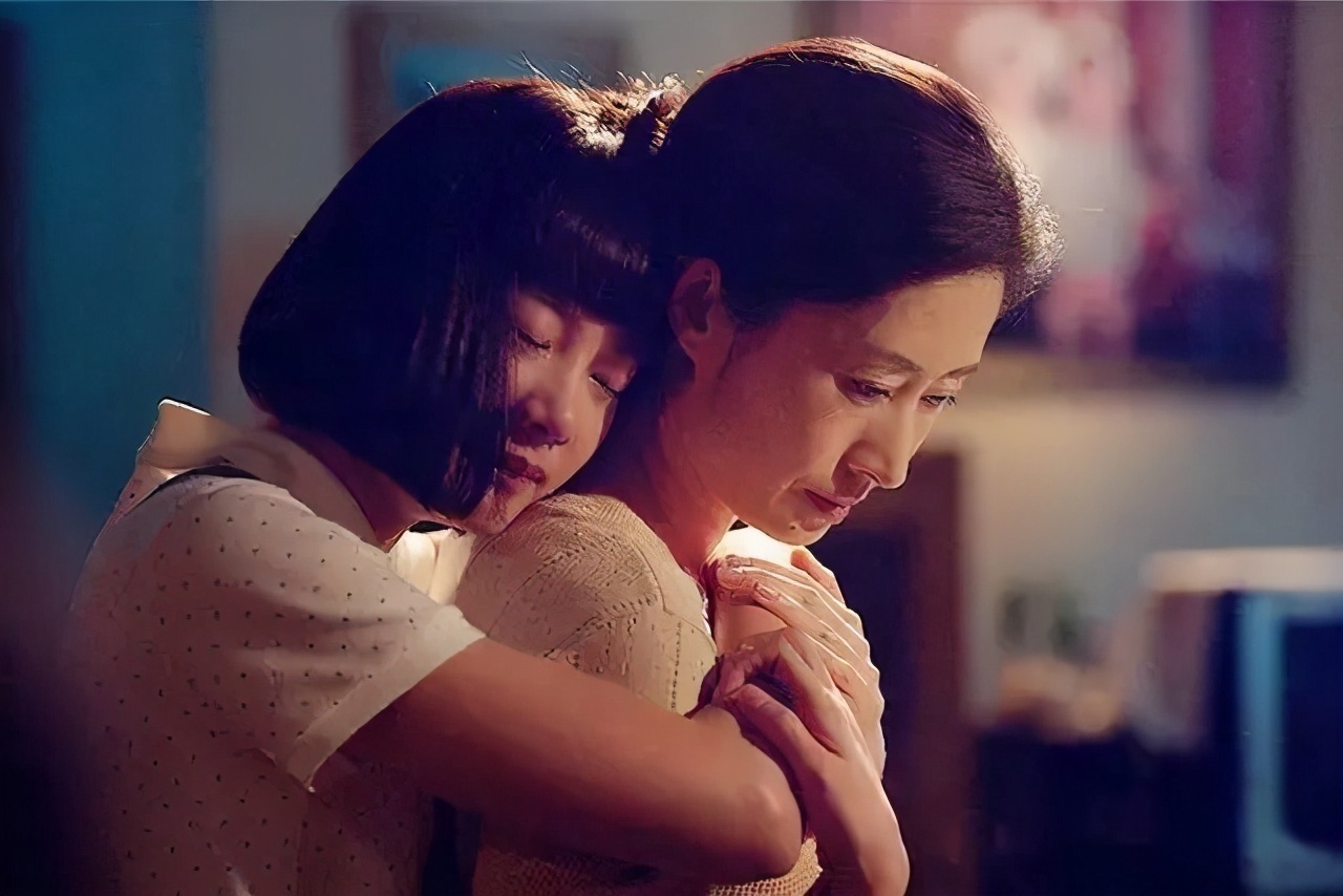 “最淡定爸爸”网络走红,被女儿打扮成“佛陀”,依旧埋头玩手机