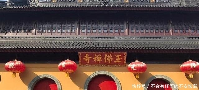 上海一座低调清幽的寺院，因供奉玉佛而出名，被称为沪上名刹