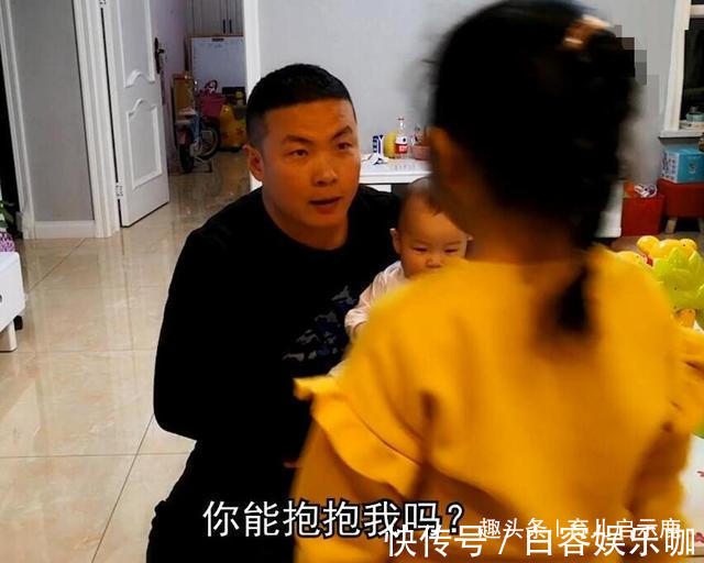 父母|见爸爸抱弟弟玩,女儿小声问:能抱抱我吗?之后画面二胎妈妈泪目