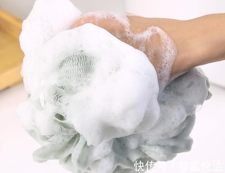 幸福感|建议大家,无论多穷都要给卫生间添3件神器,洗澡时能提升幸福感