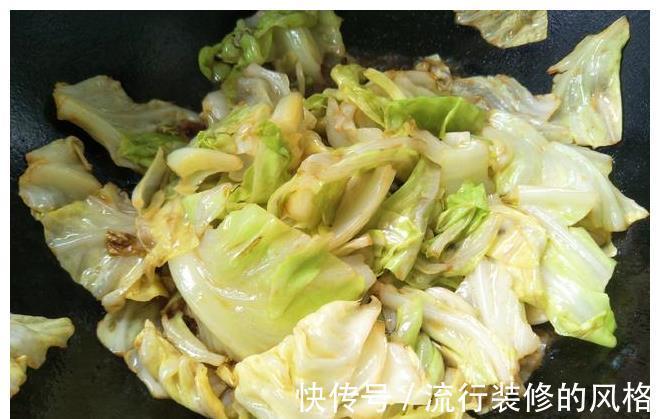 炒包菜|包菜的懒人做法，不用刀切，简单一炒就出锅，香脆又好吃