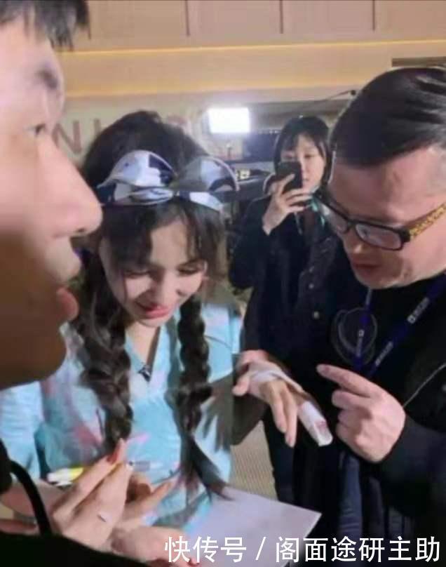 蔡徐坤|baby现身三亚录制节目,辟谣退出跑男传闻,击破退出跑男的谣言