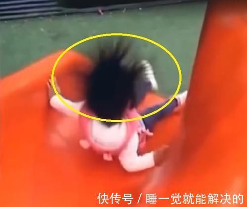 滑梯|“蒲公英”萌娃走红,耍完滑梯头发根根冲天,网友:这发型太秀了
