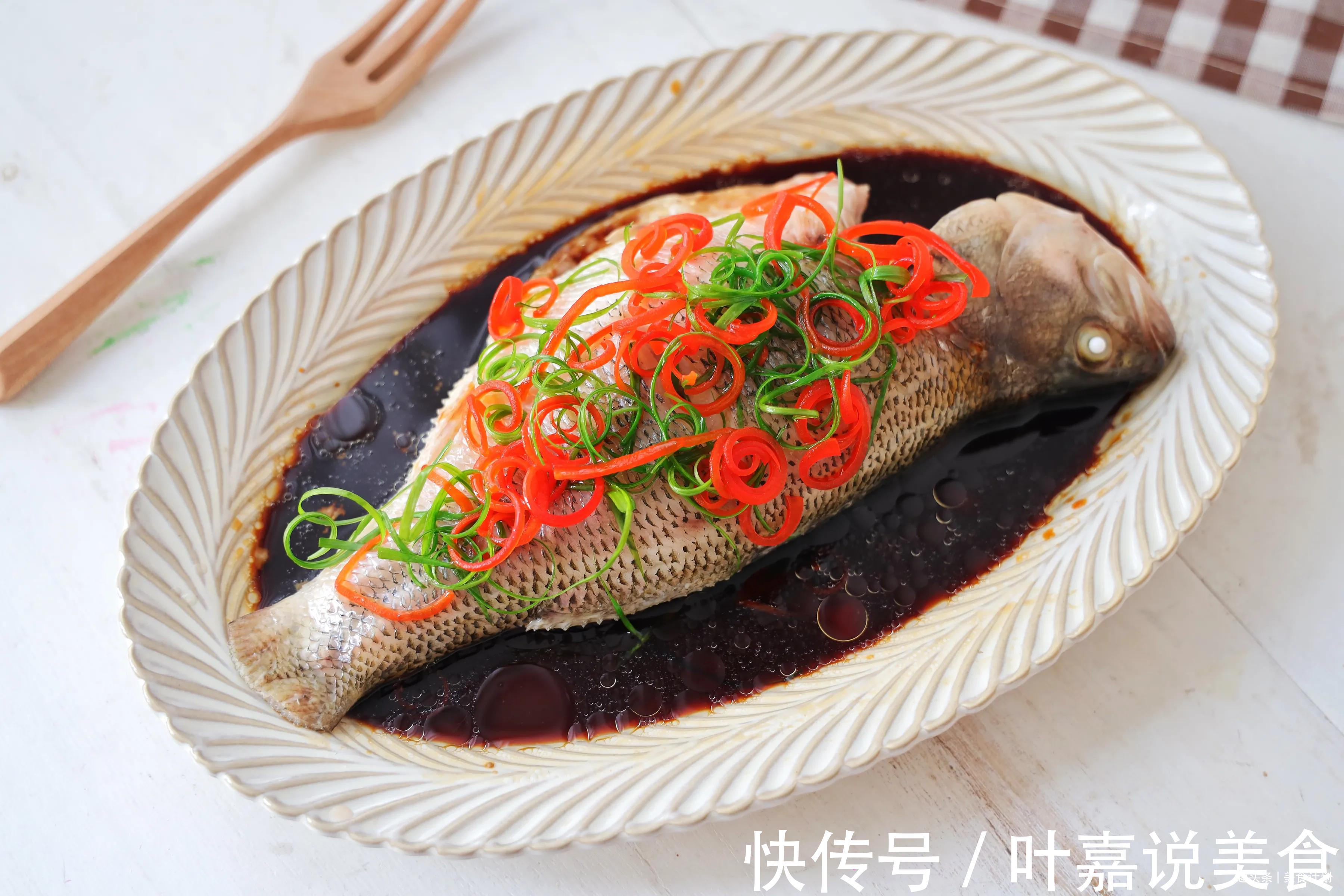 孩子最爱吃的清蒸鲈鱼,简单蒸一蒸,肉质鲜嫩,清淡不油腻