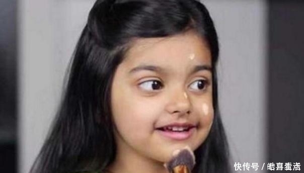 阿姨们|4岁小女孩化妆技术逆天,抹眼影打粉底让阿姨们都自愧不如