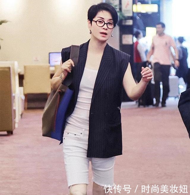 时髦|年近60岁毛阿敏真时髦,一身黑色配2万包好年轻,58岁太会穿