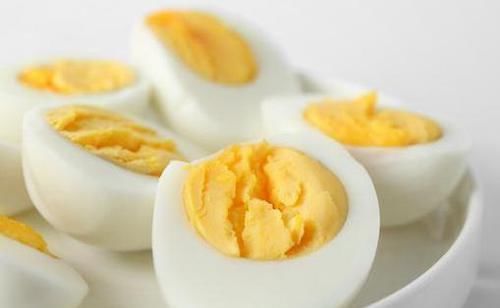 煮鸡蛋别只会用清水，多加2种料，鸡蛋又香又嫩，蛋壳一碰就掉