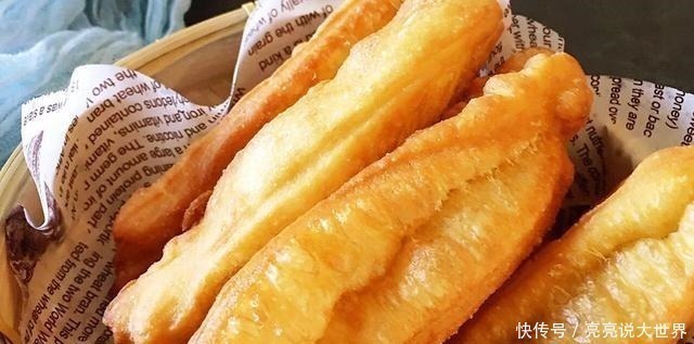 油条|油条店大厨教你炸油条，不放酵母，个个金黄酥脆，凉了也是软乎的