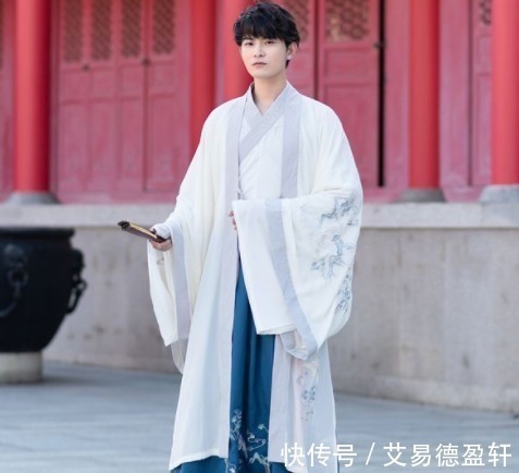 长袍@古代美女穿的长袍那么长,托在地上走不怕脏吗?里面大有文章