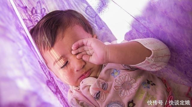 宝爸|3岁女儿睡觉妈妈一旁追剧,看够了帅哥,转头女儿已经没有了气息