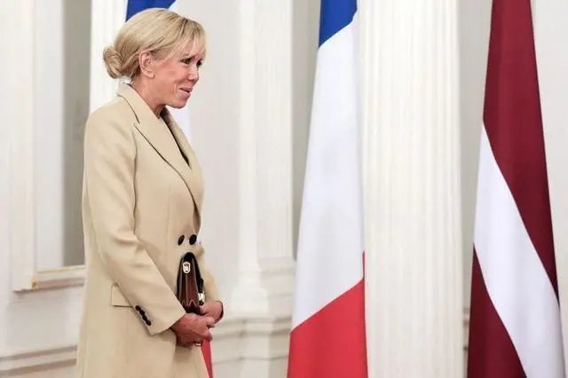 脖子|法国夫人终于换发型,穿大衣扎个啾啾好显年轻,连气质都提升不少