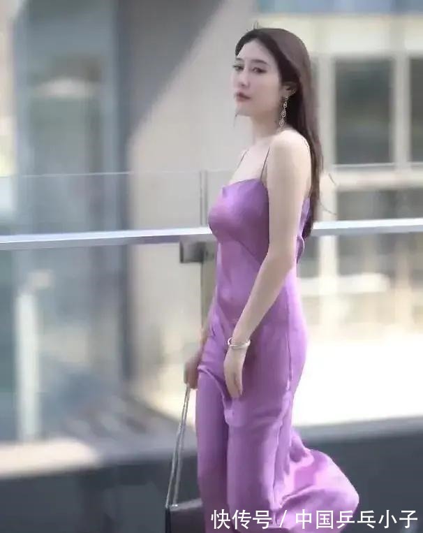 真丝 “大胆”的小姐姐,竟然穿着粉色的真丝“睡衣”跑出门!