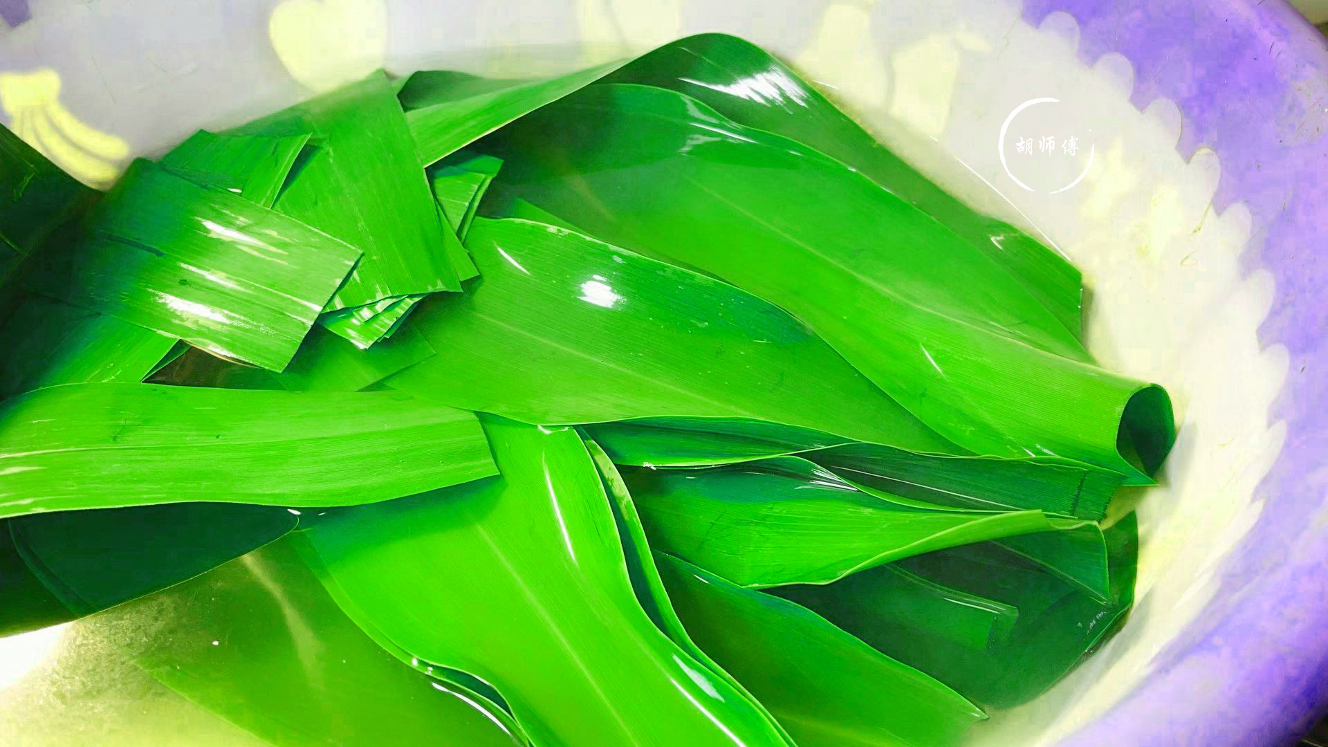 煮粽叶时，最忌只放“水”！多加2样，粽叶柔软又坚韧，不会炸裂