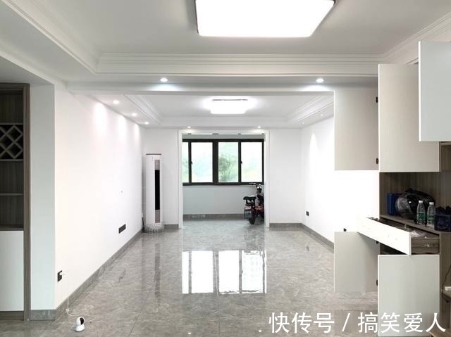 阳台上|三个月硬装完工,墙面刮白,地面铺灰色瓷砖,效果非常满意,晒晒