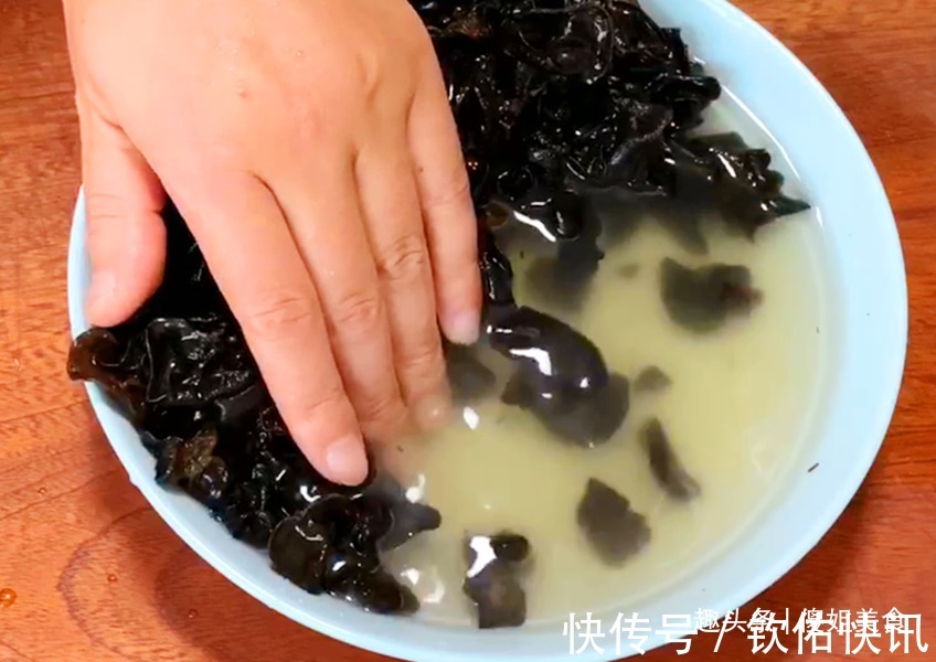 木耳万不可用清水洗,等于吃虫卵,教你1个妙招,脏东西全跑光