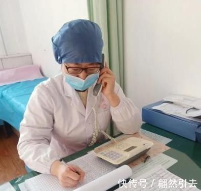 急诊|孩子高烧医院排队400号,医生只顾打私人电话,网友:家长活该