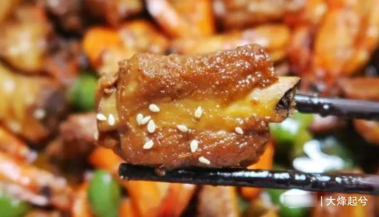 饭店的干锅排骨为啥那么好吃，大厨教你技巧，简单又实用