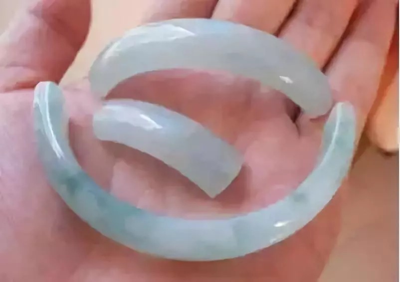 放进|3万买来的手镯不小心磕断了,是放进盒子封尘,还是……