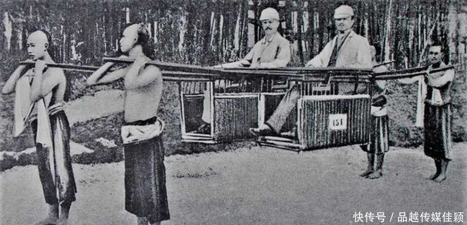 小脚女人|晚清时期老照片,裹小脚女人做针线活,照相馆模特展示雨具