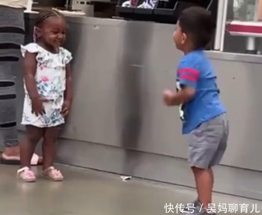 |小男孩“试图”凭借各种搞笑动作打动小女孩,网友:懂得套路太多