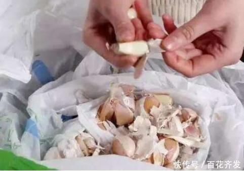 袋子|今天才知道,大蒜上有一个机关,轻轻一按蒜皮马上脱落,简单实用