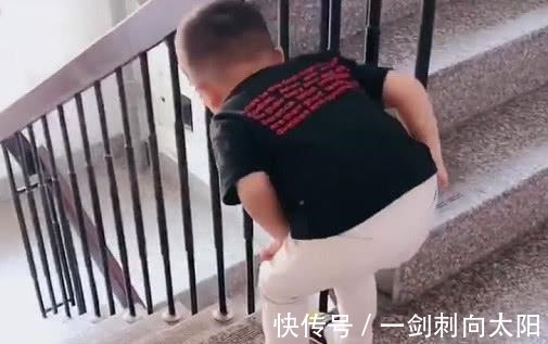 小大人|“操碎心宝宝”每天送奶爸上班火了,为了这个家也是付出了太多!